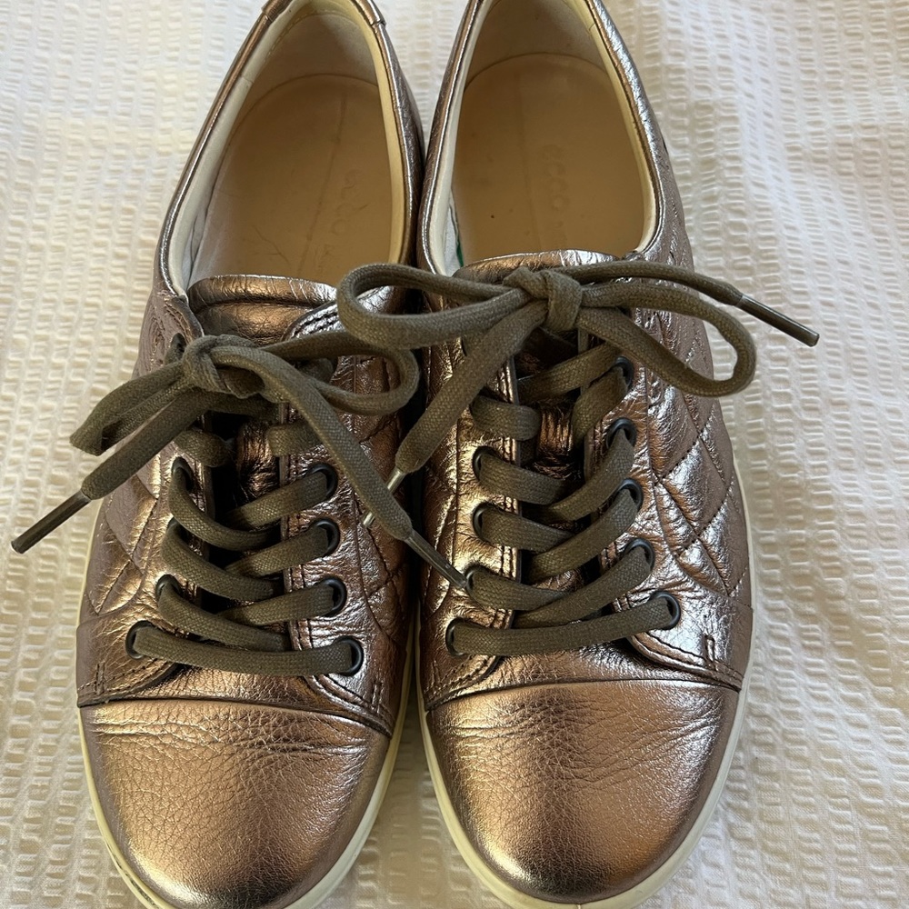 ecco soft women's size 39 gold leather sneakers.